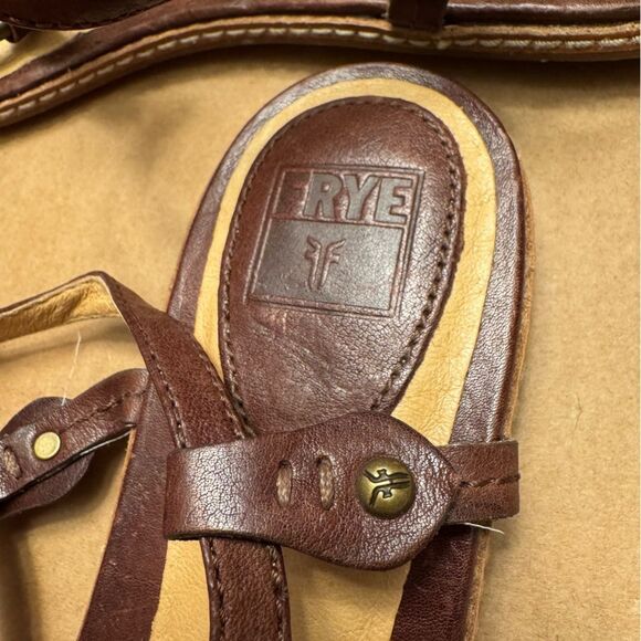 Frye Mary Harness Leather t strap Sandals 8.5 Brown Flat Thong Ring bohemian - Picture 5 of 10